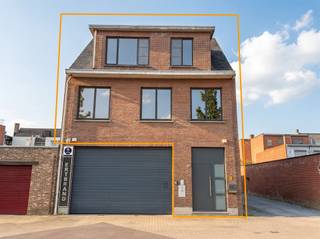 Zeer ruim appartement van ca. 169 m² met 3 slaapkamers, gelegen in een rustige straat in het centrum van Putte-Kapellen, op wandelafstand van...
