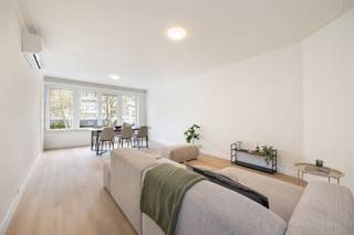 <p><span>Ten zuiden van het Rivierenhof, rustig en groen maar toch vlot bereikbaar. Lopen in het park en fietsen naar de stad. Alles op een steenworp van dit appartement.</span></p><p><span>Indeling: inkomhal, lichte leefruimte met grote raampartijen en aansluitend de vernieuwde keuken, 2 volwaardige slaapkamers achteraan met volledig uitgerekt Zuid terras over de gehele breedte van het appartement. . Badkamer met douche, toilet en wastafel.</span></p><p><span>Extra's: * Energetisch gerenoveerd gebouw (renovatie 2025) met hoogrendementsglas, warmtepomp lucht/lucht en vloerisolatie * Uitstekend EPC-label B (110 kWh/m²jaar) * Direct bewoonbaar of onmiddellijk verhuurbaar * Optie: aankoop gelijkvloers met 3 garageplaatsen én toegang tot de tuin voor 80.000,00 euro</span></p><p><span>Info/bezoek: 03/283 05 00 - <span>stad@sinjoor.be</span></span></p>