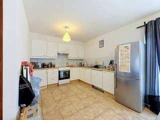 Vous recherchez un confortable appartement de 2 chambres ? La région de Zulte est-elle l'endroit idéal pour vous ?<br /><br />Cet appartement à louer à Heirweg 5/7, Olsene est situé au troisième étage d'une petite résidence. L'appartement dispose d'un salon spacieux et de 2 chambres. L'appartement est situé à Zulte, à proximité des principales routes d'accès.<br /><br />MISE EN PAGE :<br />- hall d'entrée<br />- hall spacieux<br />- cuisine installée <br />- espace de vie spacieux<br />- salle de bain avec lavabo et douche <br />- toilettes<br />- chambre 1<br />- chambre 2<br /><br />AVANTAGES :<br />+ petite résidence<br />+ emplacement central<br />+ sous-sol commun<br /><br />Le moyen le plus rapide pour visiter cette propriété ? Demandez votre visite via le bouton rouge de notre site Web (www.dewaele.com) et vous serez contacté par notre expert en location. Les rendez-vous ne peuvent pas être pris par téléphone. Si vous avez d'autres questions, vous pouvez nous contacter par téléphone au 056 605 605.<br /><br />Les images générées par l’IA sont fournies en guise d'inspiration. Elles ne tiennent pas compte des spécifications techniques, ni des renseignements urbanistiques, ni des possibilités concrètes de réalisation.