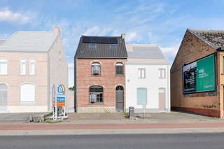 <p>Gelegen op een centrale locatie in Gijzegem, met een uitstekende verbinding naar Aalst, Dendermonde, Gent en Brussel. Winkels, scholen en openbaar vervoer bevinden zich op korte afstand. Deze <strong>uiterst energiezuinige woning</strong> onderging een totaalrenovatie en verkeert in uitstekende staat. Op het gelijkvloers bevinden zich een inkomhal met gastentoilet, <strong>een lichtrijke leefruimte</strong> die naadloos overgaat in <strong>de landelijke keuken</strong>, een ruime wasplaats en <strong>een volledig uitgeruste badkamer</strong> met ligbad, douche, dubbele lavabo en toilet. Op de eerste verdieping zijn er <strong>twee ruime slaapkamers</strong>, beide voorzien van <strong>airconditioning</strong>. De tweede verdieping beschikt eveneens over <strong>twee slaapkamers met airconditioning</strong> en een <strong>tweede badkamer</strong> met douche, lavabo en toilet. Daarnaast biedt de zolder extra bergruimte en is er <strong>een volledig droge kelder aanwezig</strong>. Buiten geniet u van <strong>een onderhoudsvriendelijke tuin met terras</strong> en <strong>twee privatieve parkeerplaatsen</strong> voor de woning. Via een zijweg naast de woning bereikt u eenvoudig de achterzijde, ideaal voor fietsen, tuinmateriaal of vuilnisbakken. Achteraan bevindt zich bovendien <strong>een ruime garage</strong>, bereikbaar met de wagen via een achterliggend baantje en geschikt voor diverse doeleinden. Als extra troef kijkt de woning uit op een rustig weiland, wat zorgt voor een aangenaam en groen uitzicht. <strong>EPC A</strong> - Conforme elektriciteit - Asbestveilig - 8 zonnepanelen. (Maatregelenregister en stedenbouw in aanvraag)</p>