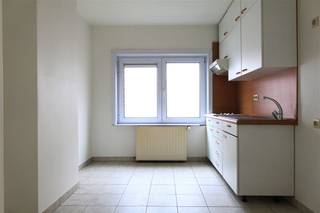 <p><span>GENT - Hertstraat 6: Op zoek naar een</span><span> rustig en centraal gelegen 2 slaapkamer appartement met garagebox te huur in Gent? </span><span>Dan is dit pand mogelijks iets voor u.</span></p><p><span> </span></p><p><span>De belangrijkste troeven in een notendop: </span></p><ul><li><span>Gelegen in de groene omgeving van het Muinkpark Gent</span></li><li><span>Géén gemeenschappelijke kosten</span></li><li><span>Trendy buurt, vlakbij Kinepolis</span></li><li><span>Goed bereikbaar met auto en het openbaar vervoer</span></li><li><span>Inclusief garagebox</span></li></ul><p><span> </span></p><p><span>Indeling:</span></p><p><span>Inkomhal, leefruimte, keuken (met kookplaat, dampkap en vaatwasmachine), 1 ruime slaapkamer en een kleine slaapkamer, badkamer met lavabo, toilet en douche.</span></p><p><span>Inclusief garagebox.</span></p><p><span> </span></p><p><span>Belangrijk:</span></p><p><span>Beschikbaar vanaf heden. Domicilie verplicht.</span></p><p><span>Huurprijs: € 980,</span><span> geen </span><span>gemeenschappelijke kosten. EGW afzonderlijk af te rekenen.</span></p><p><span> </span></p><p><span>Neem contact op met Axel Lenaerts makelaars voor een bezoek via onze website.</span></p><p><span> </span></p>