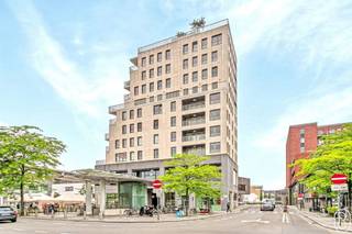 <p>TOPGELEGEN APPARTEMENT met 2 slaapkamers en leuk ZONNETERRAS met mooi ZICHT op groen en op de Veemarkt. Gelegen pal in het CENTRUM van KORTRIJK in een gegeerde RESIDENTIE! INDELING: inkom met apart toilet, lichtrijke grote leefruimte (mooi parket, hoge plafonds, grote glaspartijen), geïnstalleerde keuken met praktische aanpalende berging, nachthal, grote badkamer (dubbele lavabo, bad en toilet) en 2 ruime slaapkamers. Er is tevens een handige kelderberging. KWALITATIEF en LICHTRIJK APPARTEMENT! TROEVEN: dubbele beglazing alu, vloerverwarming op gas, HOGE PLAFONDS, DOMOTICA, CENTRAAL GELEGEN. Bezoek na afspraak met IMMO BEGUIN: 0486/606.600<br />Dit zoekertje omvat enkele AI-gegenereerde visualisaties.</p>