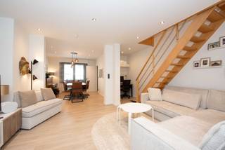 Instapklare woning (EPC B) met zonnige tuin in rustige straat<br /><br />Troeven op een rijtje:<br />✅ EPC B<br />✅ Elektriciteit conform<br />✅ 3 volwaardige slaapkamers <br />✅ Rustige straat met enkelrichtingsverkeer<br />✅ Zuid gerichte tuin met recent tuinhuis<br />✅ Condensatieketel gereinigd en gekeurd (attest aanwezig)<br />✅ Instap klaar en uitstekend onderhouden<br /><br />Op zoek naar een warme, instapklare thuis in een rustige, kindvriendelijke wijk vlak bij het centrum? Deze grondig gerenoveerde gezinswoning ligt in een rustige straat met enkelrichtingsverkeer en combineert comfort, ruimte en een aangename woonomgeving met fijne buren.<br />Dankzij de doordachte indeling, drie volwaardige slaapkamers en een zonnige zuid gerichte tuin is dit een woning waar je je meteen thuis voelt.<br />Je komt binnen via de inkomhal die toegang geeft tot de gezellige leefruimte met eetplaats. De praktische indeling en de geïntegreerde bureauhoek maken dit de ideale plek voor gezinsleven, thuiswerk of een speelhoek voor de kinderen. <br />Aansluitend bevindt zich de warme, volledig uitgeruste keuken met kwalitatieve toestellen: grote koelkast, aparte vriezer, oven, combioven en vaatwasser. Vanuit de keuken geniet je van een mooi zicht op de tuin, waardoor binnen en buiten naadloos in elkaar overlopen. <br />Op het gelijkvloers vind je verder de badkamer met bad én douche, toilet en dubbele lavabo. Net voor de toegang tot de tuin is er een praktische wasruimte met plaats voor wasmachine en droogkast. Hier bevindt zich ook de Viessmann condensatieketel (recent gereinigd en gekeurd – attest aanwezig). <br />De buitenruimte is een absolute troef: een zuid gerichte tuin waar je de hele dag van de zon kan genieten. Achteraan bevindt zich een recent geplaatst tuinhuis van 3,2 m x 2,3 m, ideaal voor fietsen en extra bergruimte. <br />Op de eerste verdieping zijn er twee ruime slaapkamers van ca. 4 x 4 m. De tweede verdieping is ingericht als een royale open zolderverdieping (master bedroom) van maar liefst 8 x 5 m.<br /><br /><br />