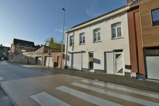 Welkom in deze halfopen bebouwing, ideaal gelegen in het centrum van Torhout, op wandelafstand van winkels, scholen en alle nodige voorzieningen.<br /><br />Bij het betreden van de woning komen we in een ruime inkomhal. Op het gelijkvloers bevinden zich twee volwaardige slaapkamers en een volledig uitgeruste badkamer, ingericht met oog op dagelijks comfort.<br /><br />De eerste verdieping herbergt de leefruimte, aangevuld met een extra slaapkamer en een tweede badkamer, wat deze woning bijzonder praktisch maakt voor gezinnen of co-housing.<br /><br />De zolderverdieping biedt tal van mogelijkheden en kan perfect dienen als bergruimte, hobbykamer of mits inrichting als extra slaapkamer.<br />De vermelde prijs is een richtprijs. Elk bod, hoger of lager dan deze prijs wordt voorgelegd aan de eigenaar, die zich het recht voorbehoudt om dit te aanvaarden of te weigeren.<br />Benieuwd naar de waarde van uw eigen woning?<br />Neem voorsprong met een vrijblijvende en gratis schatting via: www.residentievastgoed.be/gratisonlineschatten