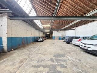 Magazijn met mooie vrije hoogte te huur op centrale locatie te stad Kortrijk; Uitstekende verbindingen naar de autostrade; Inrit via...