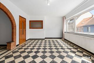 Dit ruime appartement bevindt zich op de eerste verdieping van een kleinschalige residentie zonder syndicus. Het pand biedt een bewoonbare oppervlakte van 107 m², inclusief een ruime zolder van circa 25 m², en beschikt over heel wat mogelijkheden.<br /><br />Via de inkomhal bereikt u de woonkamer, die vlot aansluit op de keuken. Aan de voorzijde bevindt zich een balkon. Verder omvat het appartement een praktische berging, een apart toilet, een badkamer en twee slaapkamers. De tweede slaapkamer geeft rechtstreeks toegang tot het zeer ruime en gunstig georiënteerde terras, waar u de hele dag van de zon kunt genieten.<br /><br />De ruime zolderverdieping biedt extra opslagruimte en creëert bovendien de mogelijkheid om het appartement, mits de nodige vergunningen, om te vormen tot een duplex.<br /><br />Het appartement behaalt een gunstig EPC-label C met een score van 242 kWh/(m² jaar). De elektrische installatie is conform tot 2051. Ook het dak werd in 2021 volledig vernieuwd en geïsoleerd.<br /><br />De Spaarzaamheidstraat is centraal gelegen in Bredene, nabij winkels, scholen, openbaar vervoer en belangrijke verbindingswegen richting Oostende en het binnenland.<br /><br />Bent u op zoek naar een ruim appartement met een zonnig terras en heel wat potentieel in Bredene? Neem dan contact op met Justin via 0474 05 59 25 of justin@immofrancois.be voor meer informatie of een bezoek. Wenst u een vrijblijvende schatting van uw eigen woning? Ook daarvoor help ik u graag verder.<br /><br />