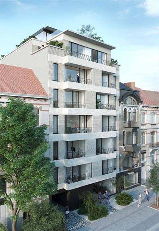 <p>In de mooi gerenoveerde Residentie Clementina (Caan Architecten) bevindt zich dit bijzonder verzorgd en volledig instapklaar (gemeubeld, gordijnen, verlichting) 1-slaapkamerappartement van 65,2 m², aangevuld met een aangenaam inpandig terras van 4,8 m² en een gemeenschappelijke stadstuin.</p><p>Het appartement geniet van een zuidwestelijke oriëntatie, ligt aan de achterkant van het gebouw en biedt uitzicht over de binnentuin en het Sint-Pietersstation. Dankzij de ligging op wandelafstand van trein, tram en bus is dit een ideale woonplek voor wie comfort en mobiliteit wil combineren.</p><p>Het appartement is momenteel nog verhuurd, wat het eveneens bijzonder interessant maakt als investering.</p><p>De leefruimte is afgewerkt met een elegante parketvloer en sluit aan op het inpandige terras. De zuidwestelijke oriëntatie zorgt voor een aangename lichtinval en maakt het terras tot een fijne plek om van de namiddag- en avondzon te genieten.<br />De moderne keuken is uitgerust met een composiet werkblad en hoogwaardige MIELE-toestellen.</p><p>De praktische ruime berging, geïntegreerd in het appartement, beschikt over een aansluiting voor een wasmachine, een Vaillant-brander en een ventilatiesysteem.<br />De stijlvolle badkamer is voorzien van een badkamermeubel met lavabo en een inloopdouche. Er is ook een apart toilet.</p><p>Het appartement beschikt bovendien over aluminium ramen met dubbele beglazing.</p><p>Het appartement beschikt over een EPC-label B (E72), wat zorgt voor een gunstige energieprestatie en comfortabel hedendaags wonen.</p><p>Het appartement wordt gemeubeld aangeboden, met onder meer kwalitatieve Bolia-meubelen, gordijnen en verlichting. Hierdoor is het appartement werkelijk volledig instapklaar.</p><p>Daarnaast beschikt het appartement over een privatieve kelderberging.</p><p>Een kwalitatief en stijlvol appartement met een uitstekende ligging, een aangenaam zuidwestgericht terras en een energiezuinig EPC B. Een ideale combinatie van wooncomfort, architectuur en bereikbaarheid — zowel voor eigen bewoning al</p>