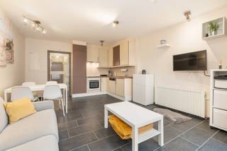 <p><strong>De Panne: Instapklaar 1-slaapkamerappartement op toplocatie, Residentie MIRELLA </strong><br /><br />Op zoek naar een zorgeloos pied-à-terre aan zee of een slimme investering aan de kust? Dit instapklare 1-slaapkamerappartement is gelegen in de goed onderhouden residentie <em>Mirella</em>, pal in het centrum van De Panne, op slechts enkele meters van zowel de winkelstraat als het strand.<br /> </p>
<p><strong>Indeling;</strong><br />Het appartement omvat een inkomhal, apart toilet, lichtrijke woonkamer met open ingerichte keuken en toegang tot een klein terras/balkon, één slaapkamer met aansluitende badkamer (douche) en een praktisch achterliggend terras.<br /> </p>
<p><strong>Troeven</strong></p>
<ul><li>
<p>Instapklaar appartement, onmiddellijk bewoonbaar</p>
</li><li>
<p>Topligging in het centrum, vlak bij winkels en strand</p>
</li><li>
<p>Ideaal als tweede verblijf of investering aan zee<br /> </p>
</li></ul>
<p>Meer informatie? Contacteer <strong>Frederick</strong> via <strong>058/22.41.70</strong>.</p>