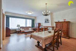 <p><span>We vinden dit ruime en verzorgde 2-slaapkamer appartement op de eerste verdieping</span><span> van een goed onderhouden gebouw met lift. Het appartement is zeer degelijk van structuur maar heeft een opfrissing nodig.</span></p><p><span>Gelegen op het Valaar, een gezellige wijk met winkels (Carrefour), scholen en alle vormen van openbaar vervoer op een steenworp te bereiken. Goede verbinding met autosnelwegen wegens directe nabijheid van de A12 en de oprit van de Ring rond Antwerpen.</span></p><p><span> </span></p><p><span>Indeling:</span></p><p><span>Bij het betreden van het appartement komt u in de inkomhal met vestiaire en apart toilet. Aan de voorzijde is er de ruime woonkamer op laminaatvloer. De grote raampartijen zorgen voor veel lichtinval. Links van de woonkamer bevindt zich de keuken die voorzien is van een kastenwand met gaskookplaat, dampkap, oven en koel-vrieskast.</span></p><p><span>Via de centrale hal bereikt u achteraan de 2 volwaardige slaapkamers (15 m</span><span><sup>2</sup></span><span> en 10 m</span><span><sup>2</sup></span><span>) waarvan de kleinste toegang biedt tot het terrasje met inbouwkast en rolluik.</span></p><p><span>Verder is er nog de badkamer met ligbad en lavabomeubel. Tevens is hier ook aansluiting voor wasmachine aanwezig. </span></p><p><span>In de kelderverdieping van het gebouw is er een privatieve bergruimte aanwezig. Fietsen kunnen gestald worden in de gemeenschappelijke fietsenberging.</span></p><p><span>Een garagebox kan optioneel mee aangekocht worden aan € 25.000. </span></p><p><span> </span></p><p><span>Pluspunten</span></p><ul><li><span>Centrale locatie met vlotte bereikbaarheid</span></li><li><span>Grote ruimtes en logische indeling</span></li><li><span>Parkeergelegenheid voor de deur + mogelijkheid tot aankoop garage</span></li><li><span>Recente condensatieketel van 2023</span></li></ul><p><span> </span></p><p><span>De vaste maandelijkse kosten bedragen € 140,- en omvatten syndicus, provisie water, onderhoud lift, blokpolis en minuterie.</span></p><p><span> </span></p><p><span>EPC: 122 kWh/m² jaar - B-label</span></p><p><span>Waterinfo: G-score A - P-score A</span></p><p><span> </span></p><p><span>Voor meer info of een bezoek ter plaatse bel 03/449.42.41 of surf naar <span>www.habicom.be</span></span></p><p><span>Benieuwd naar de waarde van jouw woning?  Check het gratis op <span>www.watismijnhuiswaard.be</span></span></p><p><span> </span></p>