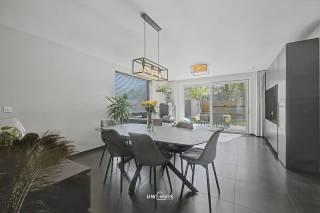 Deze recente woning uit 2017 combineert modern comfort met energiezuinig wonen in een rustige woonwijk in het gezellige Belsele. Met een...