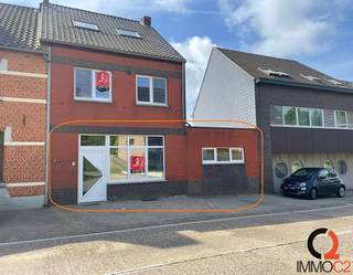 Pas vernieuwd, ruim én licht gelijkvloers appartement met zonneterras én tuin op een zeer centrale ligging gelegen te Lummen.Indeling:+...