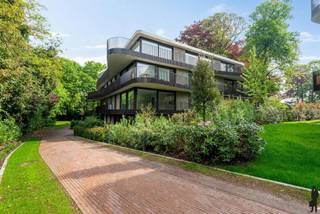 <p><strong>Energiezuinig gelijkvloers parkappartement in een groene omgeving in het centrum van Hove<br /></strong>In een prachtige, volledig autovrije residentie in het centrum van Hove bevindt zich dit energiezuinige gelijkvloerse parkappartement met een bewoonbare oppervlakte van ca. 94 m². Het appartement combineert comfort, privacy en kwalitatieve afwerking met een unieke ligging in een groen landschapspark, terwijl winkels, scholen en openbaar vervoer zich op wandelafstand bevinden.<br /><br /><strong>Algemeen</strong><br />- Kwalitatieve afwerkingsgraad<br />- Bewoonbare oppervlakte: ca. 94 m²<br />- Ruime inkomhal met ingemaakte vestiaire<br />- Prachtige leefruimte met open keuken (ca. 47 m²)<br />- Optimale lichtinval en mooi groenzicht dankzij grote raampartijen<br />- Ruim terras rondom het appartement met exclusief genot van aangrenzende tuin (onderhouden door de gemeenschap)<br />- Hoge mate van privacy, geen inkijk en zeer rustig gelegen<br />- Garagebox met extra berging en verticale parkeerplaats voor 2 auto’s aan €180/maand bovenop de geadverteerde huurprijs<br />- Gemeenschappelijke kosten: €180/maand (incl. onderhoud tuin en gemeenschappelijke delen)<br /><br /><strong>Omgeving</strong><br />- Gelegen in een volledig autovrije omgeving<br />- Prachtig landschapspark van ca. 8.000 m² met diverse beplanting<br />- Centrum Hove met winkels, scholen en openbaar vervoer op wandelafstand<br />- Vlotte verbinding naar Antwerpen en Brussel<br /><br /><strong>Specifieke kenmerken</strong><br />- Vloerverwarming via geothermische warmtepomp<br />- Videofonie<br />- Domotica<br />- Ruime ondergrondse parking met gemeenschappelijke fietsenstalling en afvallokaal<br /><br /><strong>Indeling</strong><br />- Inkomhal met apart gastentoilet en vestiaire<br />- Berging/wasplaats (ca. 3 m²)<br />- Badkamer met inloopdouche (ca. 5 m²)<br />- Master bedroom met dressing voorzien van ingemaakte kasten (ca. 17 m²)<br />- Leefruimte met open keuken<br />- Terras<br /><br />Voor meer informatie kan u terecht op<br />www.deboerenpartners.be</p>