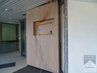 Kantoor met vast meubilair in casco+ staat.Handelsgelijkvloers met 6 parkeerplaatsen aan de achtergevel.Gebouw met diverse mogelijkheden voor gebruik...