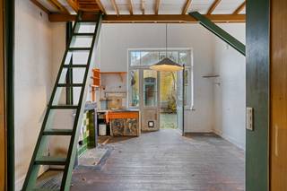 Rez-de-chaussée commercial avec atelier à l’arrière, au cœur d’UccleBâtiment principal côté rue – Composition :À droite : entrée cochère (± 10 m²),...