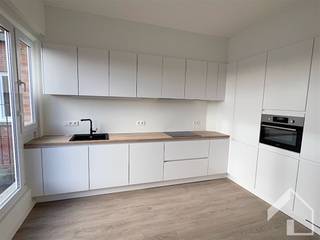 <p><span>Magnifique appartement en duplex (sans ascenseur), situé dans un petit immeuble au centre de Schoten ! </span></p><p><span>On accède à l'appartement par un petit hall d'entrée qui, via l'escalier, mène au couloir du 1er étage où se trouvent des toilettes séparées pour les invités. Le salon lumineux offre suffisamment d'espace pour aménager un salon et une salle à manger. La cuisine séparée est équipée de tout le confort nécessaire : plaque vitrocéramique, hotte aspirante, évier simple, lave-vaisselle, four, réfrigérateur et congélateur. La cuisine donne accès à la terrasse orientée sud. La salle de bains est équipée d’une baignoire, d’une douche et d’un double lavabo avec meuble sous-vasque. Un débarras séparé est disponible, avec des branchements pour lave-linge et sèche-linge. Le premier étage dispose également d’une chambre, qui peut éventuellement servir de bureau. L'escalier mène au 2e étage, où se trouvent deux chambres très spacieuses, chacune dotée de son propre lavabo avec meuble sous-vasque. Des toilettes séparées font également partie du 2e étage. Pas de charges communes supplémentaires ! Toutes les installations sont individuelles. </span></p>
