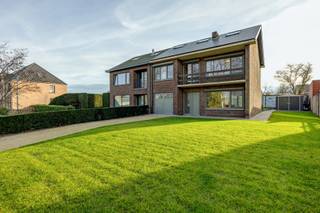 INDELINGGELIJKVLOERSInkomhal met trap naar de verdieping. Toiletruimte met lavabo. Woonkamer met veel lichtinval en aansluitende veranda.Keuken...