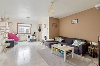 <strong>Duplex te koop met twee slaapkamers in centrum Tessenderlo</strong><br /><br />Op de Gerhagenstraat, in het bruisende centrum van Tessenderlo, vinden we dit duplex appartement. Dankzij de ligging in het centrum bevinden winkels, supermarkten, scholen, horeca en openbaar vervoer zich op wandelafstand. De op- en afrit van de E313 bevindt zich op slechts enkele minuutjes rijden.<br /><br />Het appartement is gelegen in een kleinschalig appartementsgebouw en bevindt zich op de tweede verdieping, die bereikbaar is via de trap. Via de inkomdeur kom je in de ruime woonkamer (21,42m²), die een open geheel vormt met de keuken (12,74m²). Dankzij de twee grote velux-dakramen geniet deze leefruimte van veel natuurlijk licht.<br />De keuken is uitgerust met een koelkast, oven, spoelbak en kookplaat. Aansluitend bevindt zich een praktische berging (5,7 m²) met de aansluiting voor een wasmachine. Tot slot vind je op deze verdieping nog de badkamer (4,25m²), die is ingericht met een toilet, een enkele lavabo en een ligbad.<br /><br />Via de trap bereik je de duplexverdieping, waar zich twee ruime slaapkamers (11,5m² en 14,22m²) bevinden.<br /><br />Het appartement is momenteel verhuurd, waardoor het ook een interessante opportuniteit vormt voor investeerders.<br /><br />De centrale verwarming werkt op aardgas. Met een EPC-score van 202 kWh/m² per jaar behaalt het appartement een gunstig EPC-label C.<br /><br />Spreekt dit leuke appartement jullie aan? Contacteer ons via info@bosmanvastgoed.be voor meer info of een bezoek ter plaatse. Wij helpen jullie graag verder!