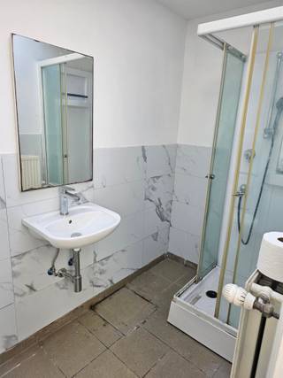 Centraal gelegen, op te frissen rijwoning met 4 slaapkamers. Indeling: inkom, voorplaats, droge kelder, achterplaats met aansluitend een ingerichte keuken en badkamer voorzien van toilet, lavabo en douche. Op de eerste verdieping zijn er een toilet met lavabo en 2 slaapkamers. Op de tweede verdieping bevinden zich nog 2 extra slaapkamers waarbij er eentje voorzien is van een mezzanine. Centrale verwarming op aardgas, dubbel glas, dak geïsoleerd, op fietsafstand van Gent centrum.