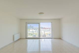 Appartement met 2 slaapkamers, 2 terrassen en een gesloten garagebox in het gebouw. Mooie locatie op de vernieuwde Tijdokstraat van Zeebrugge, vlakbij de winkels en het openbaar vervoer. Vanuit het appartement geniet u van schitterend uitzicht op de zeilboten en de jachthaven. <br /> <br />Indeling: inkomhal met vestiaire en berging, zonnige leefruimte met een ingerichte open keuken en via het schuifraam hebt u toegang tot een mooi zonneterras vooraan. Aan de achterkant zijn er 2 slaapkamers en een badkamer. Beide slaapkamers hebben toegang tot een uitzonderlijk groot terras achteraan. <br /> <br />Op het gelijkvloers is er nog een gesloten garagebox met aaneengesloten berging inbegrepen in de huurprijs. <br /><br />Huurprijs: € 925 huur + € 75 syndicuskosten.<br />Onmiddellijk beschikbaar.<br /> <br />Bezoeken? Contacteer Willem Cauwels op tel. 050/89.27.70.