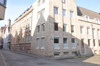 Vous recherchez une solution de stationnement sûre et centralisée dans le centre historique de Bruges ? Nous proposons un espace de stationnement souterrain confortable, parfaitement situé pour éviter les tracas liés au stationnement en ville. Profitez de la commodité de garder votre véhicule au sec et à l'abri, à quelques pas de la Grand Place, des boutiques et des sites touristiques.prix de location : 110,00€Disponible depuis le : 01/02/2026