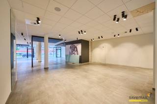 Situation très centrale sur le petit ring autour de Lommel Centre !Un total de 281m² (entièrement fini) !Comme il y a deux portes d'entrée, cet...