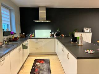 Dit appartement (1° verdieping) heeft alle troeven : energiezuinig, ruim, 2 terrassen, privatieve kelderberging én een afgesloten staanplaats..<br /><br />Via de privatieve inkom komt u in de lichtrijke leefruimte, waarin de eigentijdse keuken geïntegreerd werd.<br />Eveneens: afzonderlijke praktische berging. <br />Drie ruime slaapkamers. Badkamer met dubbel meubel, bad én douche.<br />Nuttig om te weten: telenetaansluiting; systeem C; afzonderlijke fietsenberging.<br />Vaste kosten bedragen 40 euro / maand<br /><br />Goed om weten: goeie ontsluiting (E17, ...), en winkels, bakker, slager, ... in de onmiddellijke omgeving .<br /><br />Kortom: uitstekende prijs-kwaliteit-verhouding<br /><br />.