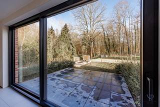 Deze nieuwbouwwoning met 3 slaapkamers situeert zich in het centrum van het Dikkelvenne, omgeven door groen. <br />Zowel de bakker, de beenhouwer ... als de lagere school bevinden zich op wandelafstand waardoor deze woonst een ideale uitvalsbasis voor jonge en minder jonge gezinnen.<br /><br />Via de inkom kunnen we zowel de zithoek (rechts) als de open keuken met eethoek (links) binnenkomen. In de overloop tussen beide ruimten (zithoek en eethoek) situeert de trap naar de verdieping evenals een pc-hoek.<br />Eveneens op het gelijkvloers terug te vinden is een wasplaats en afzonderlijk toilet.<br />Op de verdieping vinden we een toilet, 3 slaapkamers, een badkamer en een linnenberging.<br /><br />Kortom, deze praktisch ingedeelde, ruime woning in het pittoreske Dikkelvenne is een 'must visit'.<br />We kijken er naar uit om jou te mogen rondleiden.