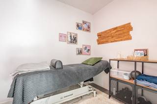 Gelegen op toplocatie en uiterst zichtbaar vinden we deze handelsruimte met bijhorend appartement. Handelsruimte van 125 m2 met mogelijkheden. Op...