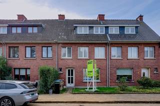 <p><span>Deze instapklare woning met 4 à 5 slaapkamers is rustig gelegen in de Ekerseveldslagstraat in Ekeren. Dankzij de aangename woonomgeving geniet je hier van een rustige ligging, terwijl winkels, scholen, openbaar vervoer en andere dagelijkse voorzieningen vlot bereikbaar zijn. Ook de belangrijkste invalswegen richting Antwerpen en omliggende gemeenten zijn gemakkelijk bereikbaar.</span></p><p><span>De woning beschikt over een lichtrijke en aangename leef- en eetruimte met aansluitend toegang tot de aparte keuken en tuin. De tuin is voorzien van een aangelegd terras en vormt een fijne plek om buiten te genieten. Verder beschikt de woning over 4 volwaardige slaapkamers, met de mogelijkheid om een extra kamer in te richten als vijfde slaapkamer, bureau of hobbyruimte. Daarnaast zijn er een badkamer, kelder en zolder die extra stockage voorzien.</span></p><p><span>Indeling</span></p><p><span>· Inkomhal<br />· Lichtrijke leef- en eetruimte<br />· Keuken<br />· Badkamer<br />· 4 à 5 slaapkamers<br />· Kelder<br />· Zolder met extra stockage<br />· Tuin met aangelegd terras</span></p><p><span>Troeven</span></p><p><span>· Instapklare woning<br />· 4 à 5 slaapkamers<br />· Lichtrijke leef- en eetruimte<br />· Aangename tuin met aangelegd terras<br />· Extra bergruimte dankzij kelder en zolder<br />· Rustige ligging<br />· Geschikt voor grotere gezinnen of wie extra ruimte zoekt</span></p><p><span>Afmetingen en oppervlaktes zijn indicatief.</span></p><p><span>Ben jij geïnteresseerd in deze ruime woning in Ekeren, ben je op zoek naar ander vastgoed of wens je de waarde van jouw eigendom te kennen? Dan ben je bij BOLT immo aan het juiste adres! Wij helpen jou graag verder.</span></p>