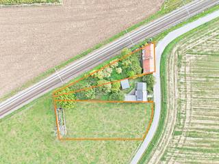 Dit woonhuis met tuin werd oorspronkelijk gebouwd tussen 1900 en 1918 (verbouwd in de jaren '50) en bevindt zich langs de Veldstraat te Roborst (Zwalm). Landelijk gelegen doch vlot bereikbaar, de pittoreske dorpskern van Munkzwalm met al zijn voorzieningen (treinstation, winkels, eetgelegenheden, ...) bevindt zich op +/- 1 km rijden. De verbindingswegen naar Oudenaarde en Brakel (N454, N415) bevinden zich eveneens vlakbij. De woning is volledig te renoveren of te slopen, het perceel heeft een oppervlakte van 810m². <br />Indeling: gelijkvloers: leefruimte, eetplaats, keuken, berging, garage en uitgestrekte tuin.<br />Eerste verdieping: nachthal en 3 slaapkamers. Er is een zolder (bereikbaar via vaste trap) en een keldertje aanwezig.<br />Er is een naastgelegen stuk weidegrond (1.660m²) optioneel bij te kopen aan 15.000 euro.<br />RENOVATIEPROJECT MET POTENTIEEL OF INTERESSANTE BOUWGROND MET EEN JUISTE PRIJS-KWALITEITVERHOUDING!! <br />Verwarming met stookolie (kachel), houten ramen met dubbel glas, verdieping met houten roostering. EPC: 1.008 kWh/(m² jaar), energielabel F (renovatieplicht), bewoonbare oppervlakte volgens EPC: 114 m² (zolder, kelder en stallen niet meegerekend), KI: €255, elektrische installatie niet conform het AREI. <br />Landschappelijk waardevolle agrarische gebieden, geen vergunning uitgereikt, geen rechterlijke of bestuurlijke maatregel opgelegd, geen voorkooprecht, geen verkavelingsvergunning uitgereikt. Geen risicozone voor overstromingen, P-score B, G-score B. <br />U kan de beschikbare attesten bij verkoop downloaden via de website janssens-leroy.be.