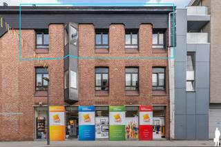 <p><strong>Appartement met 3 slaapkamers, leuk en groot terras, 3 slaapkamers, badkamer, apart toilet, wasplaats en keuken in centrum Turnhout. Gunstig EPC van 215 kWh/ (m2jaar) </strong></p>
<p><strong>Indeling &amp; Comfort</strong><br />Bij het betreden van het appartement kom je in een ruime inkomhal die toegang biedt tot alle vertrekken. De gezellige woonkamer baadt in natuurlijk licht en geeft via het grote schuifraam toegang tot een aangenaam terras aan de achterzijde met uitzicht op een rustige binnenplaats – ideaal om even tot rust te komen.</p>
<p>De vernieuwde keuken is functioneel ingericht en voorzien van alle comfort. Verder zijn er drie slaapkamers: een ruime masterbedroom en twee kinderkamers, perfect voor een gezin of als bureauruimte. De badkamer beschikt over een moderne douche en wastafel. Een apart toilet maakt het geheel compleet.</p>
<p><strong>Ligging</strong><br />Gelegen in een rustige eenrichtingsstraat op slechts een boogscheut van de Grote Markt en het bruisende winkelcentrum Turnova. Winkels, horeca, scholen en openbaar vervoer bevinden zich allemaal op wandelafstand. Het gebouw is uitgerust met een lift én een trap, wat het extra toegankelijk maakt.<br /><br /><strong>Parkeren?</strong><br />Mogelijkheid tot het <strong>huren </strong>van ondergrondse staanplaatsen in Turnova (1 minuutje wandelen van het appartement).</p>
<p><strong>Extra troef</strong><br />Het appartement is momenteel verhuurd, wat het ook interessant maakt als investering met directe huuropbrengst.</p>
<p><strong>Samengevat:</strong></p>
<ul>
<li>3 slaapkamers</li>
<li>Vernieuwde keuken</li>
<li>Lichtrijke woonkamer met terras</li>
<li>Badkamer met douche en aparte WC</li>
<li>Rustige ligging vlakbij centrum</li>
<li>Tweede verdieping, bereikbaar met lift</li>
<li>Momenteel verhuurd</li>
</ul>
<p>Mis deze kans niet en ontdek dit instapklare appartement op een toplocatie in Turnhout!<br /><br />Neem zeker al eens een kijkje in het appartement via het interactief grondplan: https://deboerenpartners.virtimmocontent.be/start-visit/5414</p>