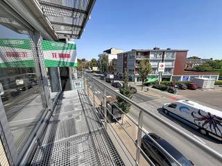 Een 2-slaapkamer appartement met <strong>2 terrassen en garage</strong> gelegen in het centrum van Brasschaat.<br /><br /><strong>Indeling: </strong>Inkomhal met apart toilet, woonkamer met ingerichte keuken met toegang tot terras, aparte berging, 2 slaapkamers met toegang tot 2de terras en badkamer met inloopdouche.<br /><br /><strong>Bijzonderheden:</strong><br />-<strong> </strong><span>Algemene kosten: 60 euro/maand. <br />- Lift.<br />- Garagestaanplaats inclusief.<br />- Beschikbaarheid overeen te komen</span>