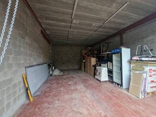 Située au sein d’un ensemble sécurisé et facilement accessible, cette cellule de 53 m² offre un espace fonctionnel parfaitement adapté pour...