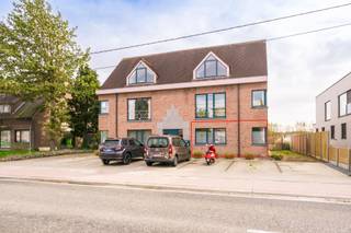 <p><span>Gelijkvloers appartement met 2 slaapkamers en tuin in Sint-Katelijne-Waver / Bonheiden</span></p><p><span> </span></p><p><span> </span></p><p><span>Dit verzorgde gelijkvloerse appartement bevindt zich op de grens van Sint-Katelijne-Waver en Bonheiden, in een kleinschalig gebouw met slechts 6 appartementen.</span></p><p><span> </span></p><p><span>Het appartement beschikt over een inkomhal met vestiaire, een lichtrijke leefruimte van 29 m², keuken, berging, apart toilet, 2 ruime slaapkamers (14,44 m² en 11,82 m²) en een badkamer met lavabo, bad-/douchecombinatie en aansluitingen voor wasmachine en droogkast.</span></p><p><span> </span></p><p><span>Buiten geniet u van een privatieve, omheinde tuin met terras die via de zijoprit ook bereikbaar is met de fiets.</span></p><p><span>Vooraan het gebouw is bovendien een parkeerplaats voorzien voor 1 wagen.</span></p><p><span> </span></p><p><span>Dankzij de centrale ligging bevinden winkels, scholen, openbaar vervoer en belangrijke invalswegen zich op korte afstand.</span></p><p><span>Ook de E19 richting Antwerpen en Brussel is vlot bereikbaar.</span></p><p><span> </span></p><p><span>Beschikbaar vanaf 1 september 2026</span><span><br /></span><span>Gemeenschappelijke kosten: € 20/maand</span><span><br /></span><span>Verhuur op lange termijn</span></p><p><span> </span></p><p><span>Interesse?</span></p><p><span>Bel ons vandaag nog om een bezichtiging in te plannen!</span><span> </span><span>📞🏡</span></p><p><span> </span></p>