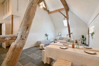 In deze karaktervolle vakwerkwoning wordt dit prachtige appartement met twee slaapkamers en een duplex aangeboden.Hier gaat hedendaags wooncomfort...