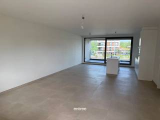 Dit moderne appartement in Zwijnaarde voldoet aan alle standaarden van comfort en luxe. Gelegen op een ideale locatie, biedt dit appartement een prachtig uitzicht vanaf het ruime terras. <br />Het appartement werd gebouwd in 2026, waardoor het voldoet aan de nieuwste bouwnormen en -eisen. Het is voorzien van moderne voorzieningen en heeft een energielabel A, wat betekent dat het energiezuinig is en lagere energiekosten met zich meebrengt.<br />Het gebouw is uitgerust met een lift, waardoor het appartement gemakkelijk toegankelijk is.<br />De ligging van dit appartement is een van de grootste troeven. Het is gelegen nabij het Parkbos en het Technologiepark en dicht bij alle voorzieningen zoals winkels, restaurants en openbaar vervoer. Bovendien is het slechts een korte afstand verwijderd van het bruisende stadscentrum van Gent.<br />Kortom, dit appartement biedt een perfecte combinatie van comfort, locatie en moderne voorzieningen. Met zijn ruime terras, lift, twee slaapkamers en badkamer, is het ideaal voor gezinnen of mensen die op zoek zijn naar een ruim en luxueus appartement in het Gentse.<br />Fraai aangelegde, gemeenschappelijke tuin met vijver.<br />Ondergrondse staanplaats in begrepen in de huurprijs.<br />Huurprijs: € 1250,00 + € 75,00 gemeenschappelijke kosten<br />Onmiddellijk beschikbaar.<br />Bel voor bezoek: Ulrik Willems 0495 93 38 35 of email uw@entree.be