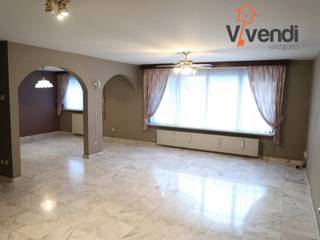 Op zoek naar een comfortabel en ruim appartement op een centrale ligging? Dit gelijkvloerse appartement biedt alles wat u nodig heeft:✅ Zeer ruime...