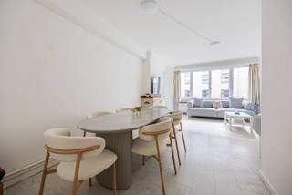 Bent u op zoek naar een instapklaar 2 slaapkamer appartement met terras? Dan is dit precies wat u zoekt!<br />Het appartement op de tweede verdieping bevindt zich in een kleine rustige residentie.<br /><br />Indeling:<br />U komt binnen in de centraal gelegen inkomhal. Verder bevindt er zich de leefruimte en de keuken. De keuken omvat een spoelbak, dampkap en kookplaat.<br /><br />Centraal is er een aparte berging en de badkamer met ligbad, toilet en enkel lavabomeubel.<br /><br />Achteraan zijn er nog 2 slaapkamers. De eerste slaapkamer geeft doorgang tot de tweede slaapkamer. <br /><br />De gemeenschappelijke kosten bedragen 75€/maand. Deze omvatten: voorschot waterverbruik en minuterie gemeenschappelijke delen.<br /><br />Pluspunten:<br />- Ideale ligging: nabij winkels, parken, invalswegen, …<br />- Tram-en bushaltes in de directe omgeving<br />- Beschikbaarheid bespreekbaar