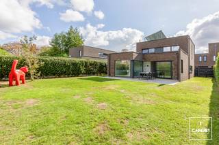 De woning bevindt zich in een <strong>rustige villawijk </strong>in een doodlopende straat te Mariakerke omgeven door het groen én slechts op enkele minuten van het natuurdomein Bourgoyen-Ossemeersen en het Claeys-Bouüaertpark. Door de mooie tuin geniet u een gehele dag van zonlicht. In de nabije omgeving vindt u enkele buurtwinkels, scholen en het openbaar vervoer. Op enkele minuten staat u in het centrum van Mariakerke, Gent of Wondelgem. Dankzij de R4 staat u zo op uw gewenste bestemming. <br /><br />U komt de woning binnen via een inkomhal waar u toegang heeft tot een apart toilet en de zitruimte. De<strong> ruime leefruimte</strong> bestaat uit een zit- en eetgedeelte en is voorzien van <strong>hoogwaardige ingebouwde kasten</strong>. In de zitruimte geniet u van een gezellige sfeer door de open haard. Grenzend aan de leefruimte is de <strong>open hypergeïnstalleerde keuken</strong>. Naast de keuken heeft u een praktische berging/ wasplaats die verder gaat tot aan de <strong>inpandige garage</strong>. Buiten heeft u een carport waar u uw voertuig veilig kan parkeren met aansluitend een praktische afgesloten berging, die opslag biedt voor andere benodigdheden of het stallen van fietsen. Dankzij de <strong>grote raampartijen</strong> aan de achtergevel geniet u van zicht op de tuin en het terras. <br /><br />Boven heeft u een nachthal met toegang tot <strong>drie aangename slaapkamers</strong>,<strong> </strong>een badkamer met ligbad, dubbele lavabomeubel en inloopdouche, én een apart toilet. Alle slaapkamers zijn opnieuw voorzien van op maat gemaakte kasten. <br /><br />De woning werd in 2016 gebouwd met <strong>oog voor detail</strong> en waarbij volgende technieken reeds voorzien zijn: vloerverwarming, zonneboiler en zonnepanelen, wat resulteert in een <strong>EPC label A</strong>! <br /><br />Wenst u deze instapklare woning te bezoeken? Maak een afspraak met ons via 09 278 88 88.