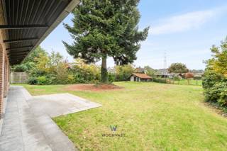 SCHRIJF JE IN VOOR DE BEZOEKDAG OP 02/11 VIA ONZE WEBSITE!<br /><br />Deze vrijstaande woning uit 1976 biedt een bewoonbare oppervlakte van 160 m² op een ruim perceel van 1.125 m². De solide bouw, het EPC-label D en de asbestveilige status maken dit de perfecte basis voor wie wil moderniseren op eigen tempo.<br /><br />Binnen vind je een ruime leefruimte met tuinzicht, aparte keuken, 2 slaapkamers, badkamer en inpandige garage.<br />Buiten geniet je van een grote, zonnige tuin met vrij uitzicht — een oase van rust in één van de meest gezochte straten van Belsele.<br /><br />Met winkels, scholen, openbaar vervoer en de E17 vlakbij, combineert deze woning landelijk wonen met een vlotte bereikbaarheid.<br /><br />Kortom: een ideale gezinswoning met ruimte, potentieel en een toplocatie.<br />Plan jouw bezoek via Woonvast.