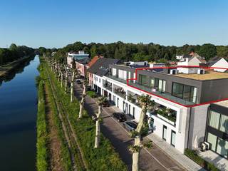 Penthouse de construction récente donnant sur "le canal" * Aménagement : living sur grand carrelage avec vue sur le canal, grande terrasse autour,...