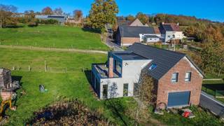 Een ruime (334m²) eengezinswoning met maar liefst 6 slaapkamers, dubbele garage, rustig gelegen in een landelijke en groene omgeving. Op...
