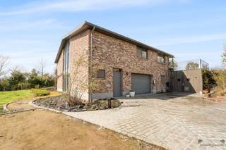 <p><span>Unieke landelijk-moderne villa met adembenemend uitzicht aan Troostembergbos</span></p><p><span> </span></p><p><span>Op een uitzonderlijk mooie locatie, aan de rand van het natuurgebied Troostembergbos, bevindt zich deze prachtige landelijk-moderne villa in nieuwstaat. Hier geniet je dagelijks van rust, natuur en een panoramisch uitzicht over de vallei en achterliggende velden.</span></p><p><span>De woning beschikt over 3 volwaardige slaapkamers en 2 stijlvolle badkamers, aangevuld met aparte dressingruimtes en een praktische bureelruimte ideaal voor thuiswerk met een inspirerend uitzicht.</span></p><p><span>Het absolute pronkstuk van deze villa is de indrukwekkende leefruimte van maar liefst 110 m² met loftallures. Dankzij de grote glaspartijen baadt deze ruimte in het natuurlijke licht en wordt binnen naadloos verbonden met buiten. Vanuit zowel de leefruimte als het bureel geniet je van een uniek zicht op de vallei en het omliggende natuurgebied.</span></p><p><span>De ligging is uitzonderlijk rustig: de enige geluiden die je hier hoort, zijn die van de natuur en het wild in het bos.</span></p><p><span>Daarnaast is deze woning bijzonder energiezuinig, uitgerust met een geothermische warmtepomp en zonnepanelen een duurzame investering in de toekomst.</span></p><p><span>Extra troef: een ruime schuur van 60 m² met dubbele poort, ideaal voor opslag, hobby of professioneel gebruik.</span></p><p><span> </span></p><p><span>Troeven op een rij:</span></p><ul><li><span>Uitzonderlijke ligging aan natuurgebied</span></li><li><span>Panoramisch uitzicht over vallei en velden</span></li><li><span>3 slaapkamers en 2 badkamers</span></li><li><span>Dressing en bureelruimte</span></li><li><span>Leefruimte van 110 m² met loftgevoel</span></li><li><span>Zwemvijver en sauna in de tuin</span></li><li><span>Energiezuinig (warmtepomp + zonnepanelen)</span></li><li><span>Schuur van 60 m² met dubbele poort</span></li><li><span>Absolute rust en privacy</span></li></ul><p><span>Een zeldzaam aanbod voor wie exclusief wil wonen in harmonie met de natuur.</span></p><p><span>Interesse? Neem gerust contact op voor meer informatie of een bezoek ter plaatse.</span></p>