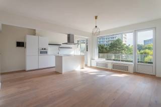 Bent u op zoek naar een instapklaar appartement met terras in Berchem, geschikt voor eigen bewoning of als interessante investering? Dan is dit appartement aan de Fruithoflaan absoluut het ontdekken waard. U woont hier in een aangename en groene omgeving, met tal van voorzieningen binnen handbereik. In de directe omgeving vindt u winkels, supermarkten, scholen en gezellige horecazaken, terwijl ook belangrijke invalswegen en het openbaar vervoer vlot bereikbaar zijn.<br /><br />Het kloppende hart van het appartement is de lichtrijke leefruimte met aansluitend de moderne open keuken met eiland, uitgerust met de nodige inbouwtoestellen voor optimaal kookcomfort. De leefruimte beschikt bovendien over enkele praktische ingemaakte kasten en geeft rechtstreeks toegang tot het ruime, brede terras. Een heerlijke plek om in alle rust te genieten van de buitenlucht en het zonnetje.<br /><br />Verder beschikt het appartement over twee volwaardige slaapkamers, die volledig naar eigen wens kunnen worden ingericht. De badkamer is stijlvol en praktisch ingericht en voorzien van een ruime inloopdouche en een wastafel met bijhorend opbergmeubel.<br /><br />Tot slot beschikt het appartement over een handige kelderberging, die inbegrepen is in de prijs.<br /><br />Interesse in dit instapklare appartement in Berchem? <br />Contacteer LISTED voor meer informatie of een bezoek via +32 3 283 51 51.<br />