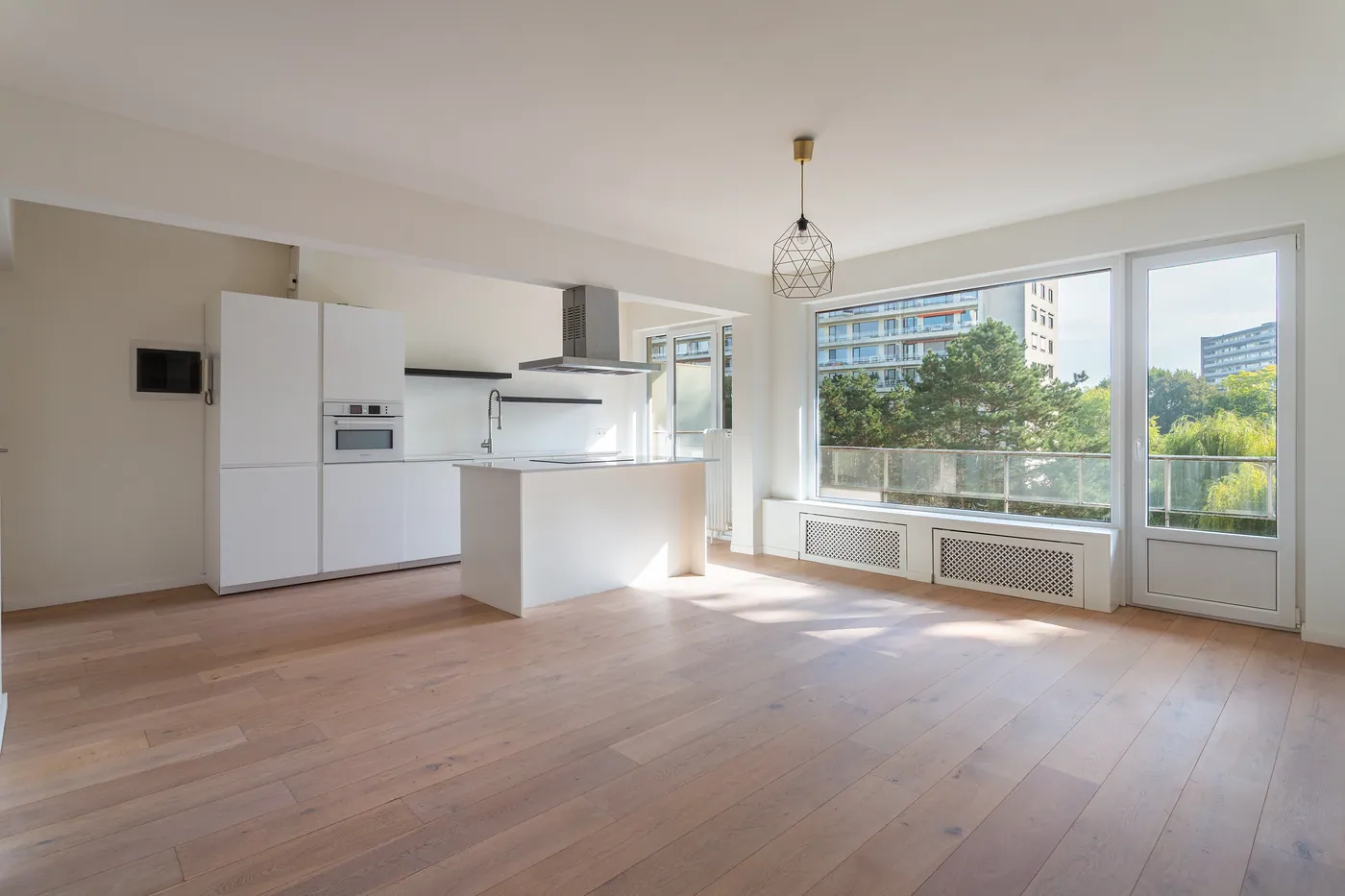 Instapklaar 2-slpk appartement met zonnig terras in Berchem - foto 3