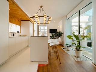 Op een steenworp van de Louizalaan en de zeer gegeerde wijk van de Châtelain met al zijn voorzieningen, ontdekt u deze lichte woning met grote terrassen.<br /><br />Op het gelijkvloers vindt u een mooie inkomhal met een designtrap die toegang biedt tot de woning en de parkeerplaatsen. Op de eerste verdieping bevindt zich een ruime keuken van ongeveer 45 m² die uitgeeft op een groot, privéterras, een royale woonkamer van ongeveer 47 m² met open haard, een master bedroom van 50m² en een badkamer van bijna 40m²; een slaapkamer van ongeveer 14 m² met eigen douchekamer vervolledigt deze verdieping.De tweede verdieping beschikt over een slaapkamer van ongeveer 16m² met eigen douchekamer en een prachtig terras. In de kelder vindt u een berging en een stookruimte.<br /><br />Extra: mogelijkheid om 10 parkeerplaatsen aan te kopen (€50.000/plaats) voor een totale oppervlakte van ongeveer 280m².15 zonnepanelen, kelders, EPC label C.<br /><br />Kastelein staat bekend om zijn ligging niet ver van het stadscentrum en vlakbij het Ter Kamerenbos. Het staat vol met restaurants, winkels en de markt is erg populair. Gemakkelijke en snelle toegang tot het openbaar vervoer (metro, tram en bus), met transportfaciliteiten en gemakkelijke toegang tot omliggende gemeenschappen.<br /><br />Voor meer informatie, gelieve Grégoire Bryssinck te contacteren op +32 (0) 493 51 29 00.