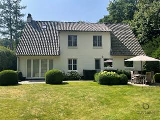 PRIMEUR: Deze uiterst verzorgde karaktervolle woning is gelegen in een rustige villawijk op de grens van Zoersel en Schilde. Gunstig gelegen...