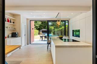 Op een uitstekende locatie te Edegem bevindt zich deze instapklare halfopen bebouwing met 4 slaapkamers en gezellige tuin. U geniet hier van een centrale ligging in een zeer aangename en gewilde omgeving vlakbij het centrum met winkels, eet-en drankgelegenheden, scholen en het openbaar vervoer.<br /><br />We betreden de woning via de inkomhal met vestiaire en apart gastentoilet. De ruime leefruimte, voorzien van een gezellige zithoek geniet van veel lichtinval door de grote raampartij. De geheel ingerichte leefkeuken werd voorzien van kwalitatieve toestellen en een hoogwaardige afwerking, een aparte eethoek maakt het geheel compleet. Van hieruit heeft u directe toegang tot de aangelegde tuin met ruim terras. De perfecte plek voor gezellige diners met vrienden of een ontspannen moment in de zon. Aanpalend aan de keuken bevindt er zich nog een praktische berging. De nachthal op de eerste verdieping geeft ons toegang tot 2 ruime slaapkamers, een dressing, tv kamer/bureauruimte, een apart toilet en een ruime badkamer met douchebad en wastafel. Hier is evens ook een aparte wasplaats voorzien. Verder beschikt u ook over een zeer ruime kelder en voldoende parkeermogelijkheden zowel op de oprit alsook vooraan op straat. Tot slot werd deze woning grotendeels gerenoveerd in 2025 en voorzien van airco's, 16 zonnepanelen, thuisbatterij van 10KW, voorziening laadpaal en een conforme elektrische keuring.<br /><br />Dit is een uitstekende opportuniteit als u op zoek bent naar een instapklare woning met 4 slaapkamers en aangename tuin te Edegem. Contacteer ons voor meer informatie op 0473 38 29 40 of neem een kijkje op www.boonstravastgoed.be . <br /><br />Bijzonderheden:<br />- 4 slaapkamers<br />- Gunstig EPC (219)<br />- Aangename en gewilde omgeving