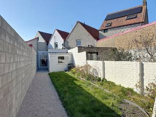 Op een perceel van 160m² vinden we deze opgefriste woning te Knokke-Heist. De is gelegen vlakbij de dorpskern van Westkapelle, openbaar vervoer...