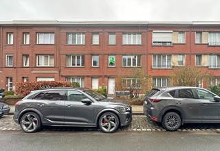 <strong>Volledig gerenoveerd appartement met twee slaapkamers op de grens van Borgerhout en Berchem!</strong><br /><br />Dit prachtig appartement is gelegen op de eerste verdieping van een kleinschalig gebouw zonder lift en geniet volgende indeling:<br /><br />Inkomhal, leefruimte, open keuken, berging met aansluiting wasmachine, twee slaapkamers (15 m² / 6 m²), en een badkamer met grote inloopdouche.<br /><br />Tot slot zijn er nog twee privatieve kelders aanwezig.<br /><br />Pluspunten:<br />+ 2 kelders<br />+ Zeer lage algemene onkosten<br />+ Goede en centrale locatie<br /><br />Interesse? Surf naar www.vbvastgoed.be en klik op de groene knop "<strong>ik ben kandidaat"</strong> om een bezoek aan te vragen.